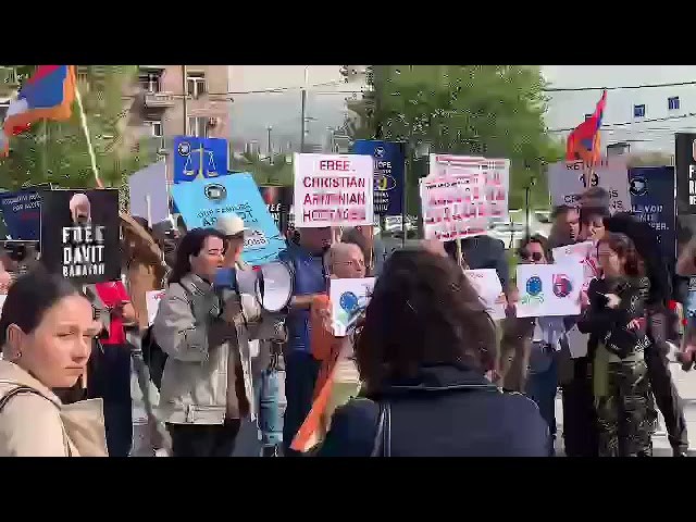 Ակցիայի մասնակիցներից շատերը հենց անգլերերնով են դիմում գագաթնաժողովի մասնակիցներին