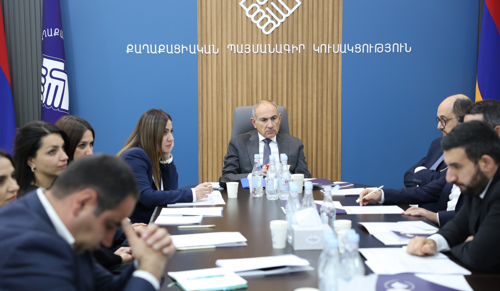 «Հրապարակ»․ Փաշինյանը վախեցել է թիմի ընդվզումից