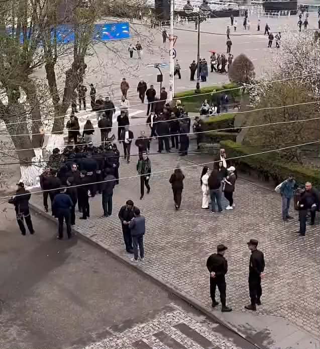 Մինչ Մակրոնը ուղղաթիռով կժամաներ, Գյումրիում բողոքի ակցիա է