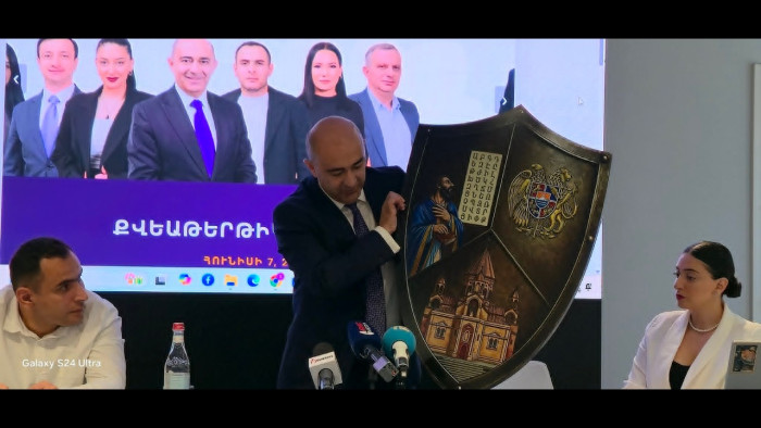 Էդմոն Մարուքյանը ցույց տվեց ԼՀԿ-ի քարոզարշավի խորհրդանիշ վահանը
