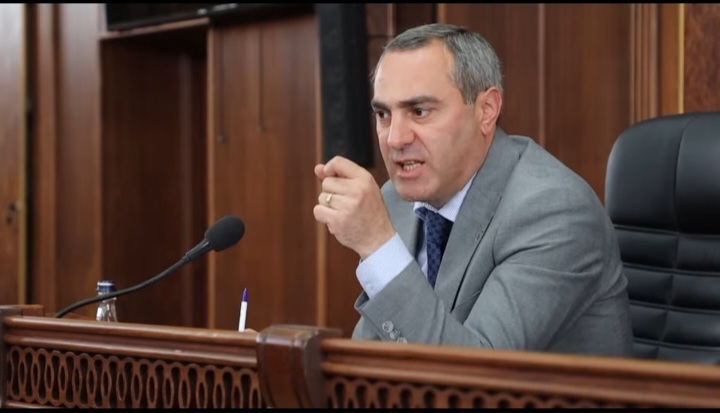 Ոչ մի անգամ ոչ պատերին են ծեփել, ոչ էլ բորդյուրները լիզել տվել, դուք եք եկել ու մարդկանց մականուններ տվել.փոխքաղաքապետը` ՔՊ-ին