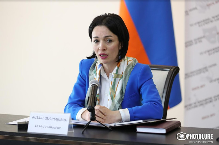 ԿԳՄՍ նախարարը մի կողմից սպառնում է, մյուս կողմից հանրահավաքի մասսա ապահովում