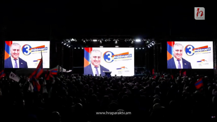 #Ուղիղ.  Ժողովուրդը գնում է Սամվել Կարապետյանին տեսակցելու