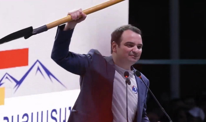 Բահն ընդդեմ մուրճի