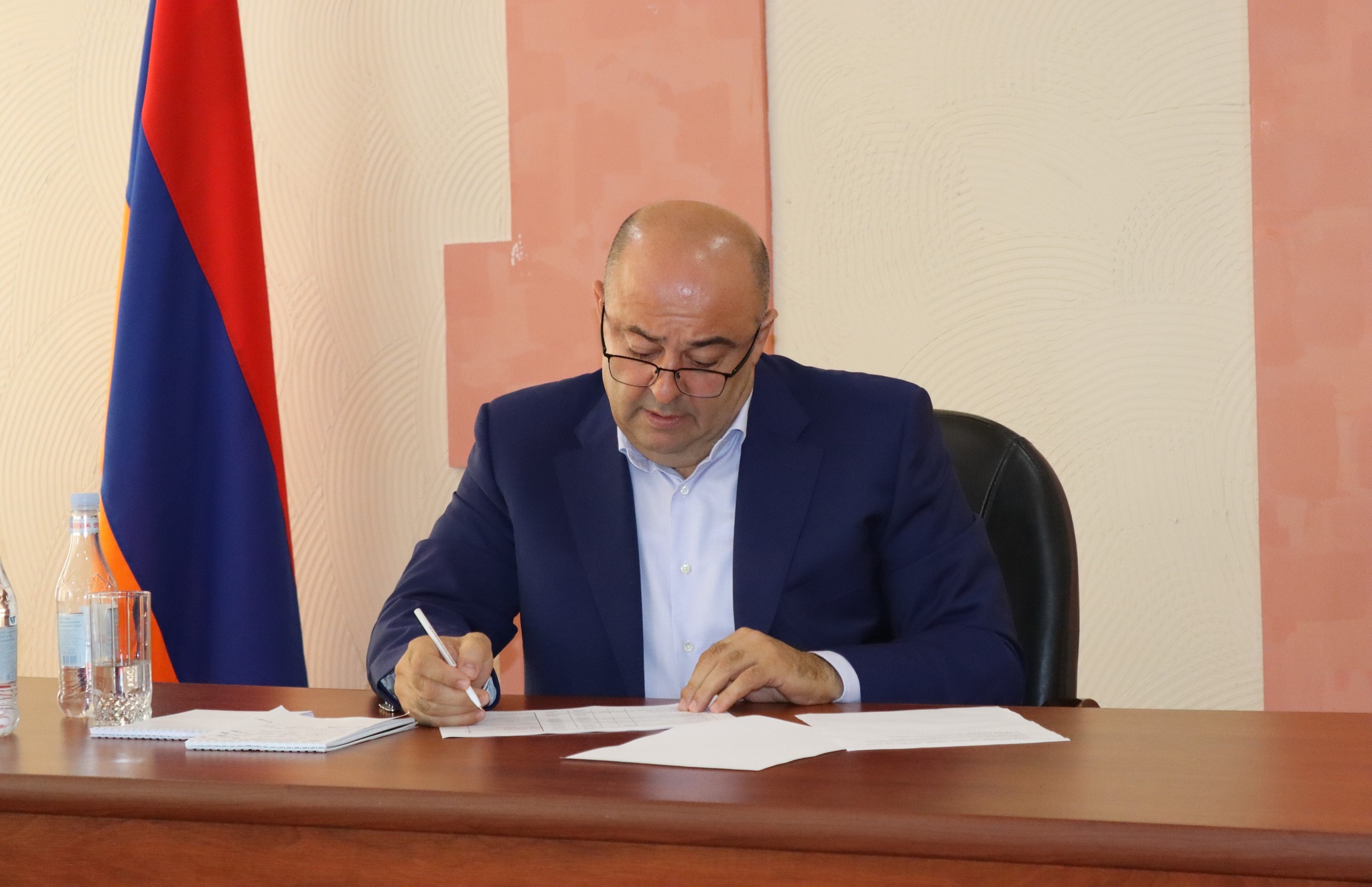 «Հրապարակ»․ Տենդերի միակ մասնակիցն ու հաղթողը համայնքապետի կինն է
