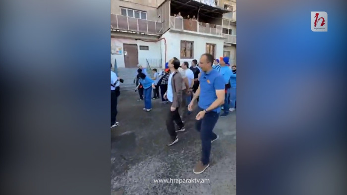 Նոր Նորքում քաղաքացին պատշգամբից ջուր լցրեց ՔՊ-ականների վրա