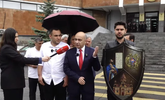 ԼՀԿ-ականները ԴԱՀԿ շենքի մոտ են