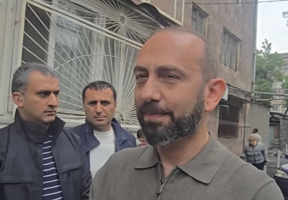 «Что вы прошептали на ухо Пашиняну?»