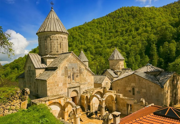 «Հրապարակ»․ Համայնքապետի ավտոլվացման ապօրինի կետը չեն փակում
