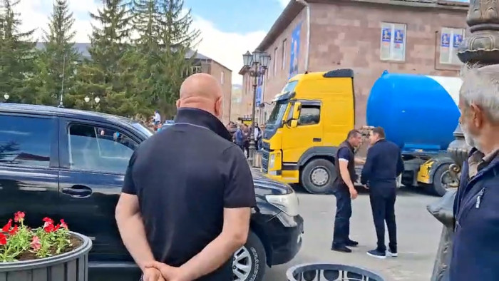 Փաշինյանի ախրանիկները քաղաքացուն ստիպում են մեքենան հեռացնել