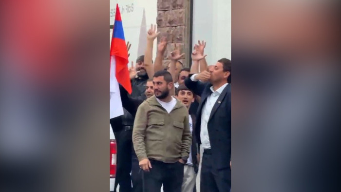 Սամվել Կարապետյանի աջակիցները ՔՊ-ի հավաքին զուգահեռ վանկարկում են` «Համար 3»
