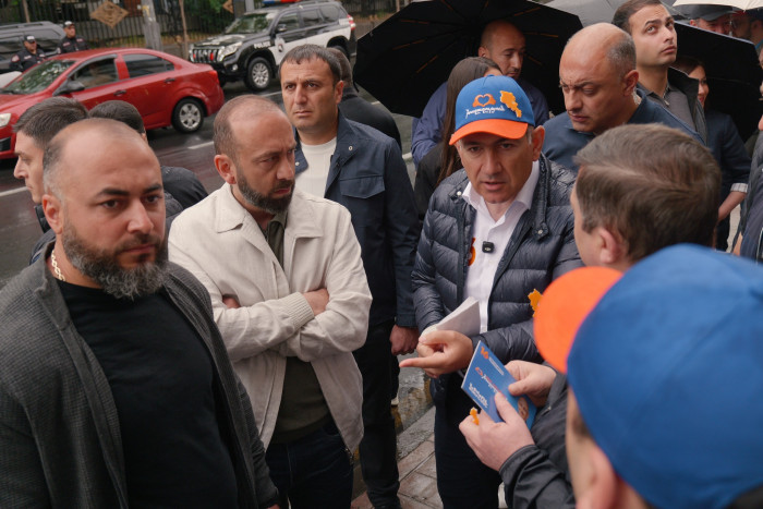 «ГД» тратит огромные деньги на агитацию, но теряет поддержку в столице