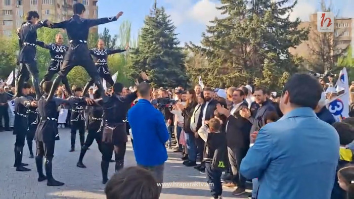 Ազգային պար`  «Ուժեղ Հայաստանի» հանրահավաքից առաջ