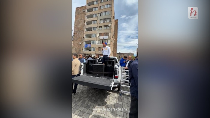 Փաշինյանը՝ իրեն քննադատող կնոջ մասին. «Շնորհակալ եղիր, որ մոտակա զուգարանում գլուխդ չեն զխկում»