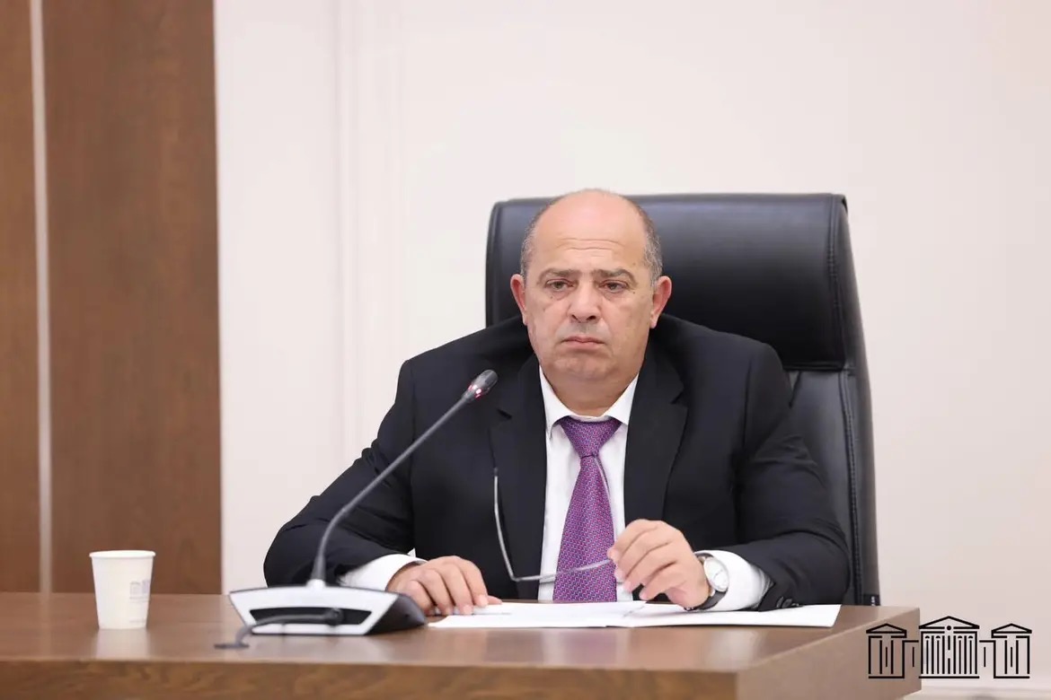 «Հրապարակ». Հավաքին մասնակցելու համար ազատել են պաշտոնից