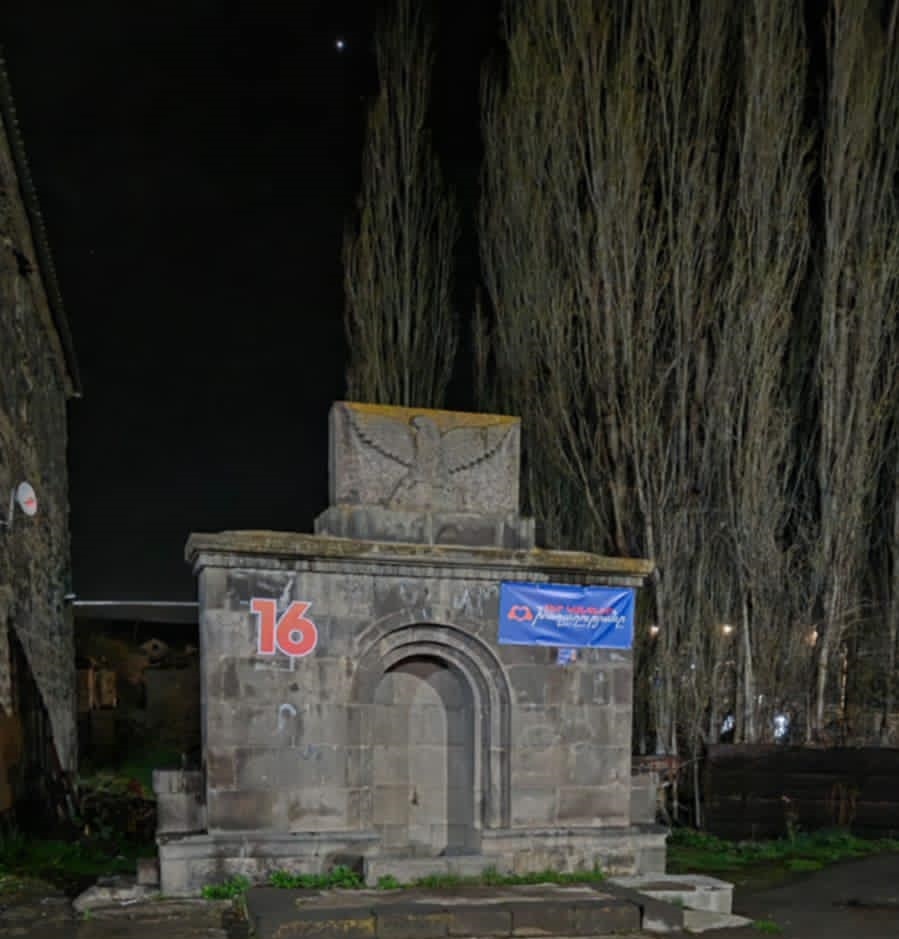 Փաշինյանի պաստառը փակցրել են Եղեռնի հուշաքարի վրա, աղմուկ է բարձրացել