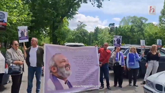 Դատարանի դիմաց Բագրատ սրբազանի ծնունդն են շնորհավորում