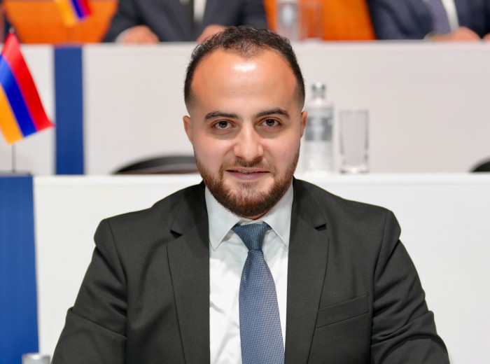 «Հրապարակ»․ Այնպես կանգնեք, որ Կարապետյանի պաստառը չերեւա․ Նիկոլի հոգեկանը խանգարվում է