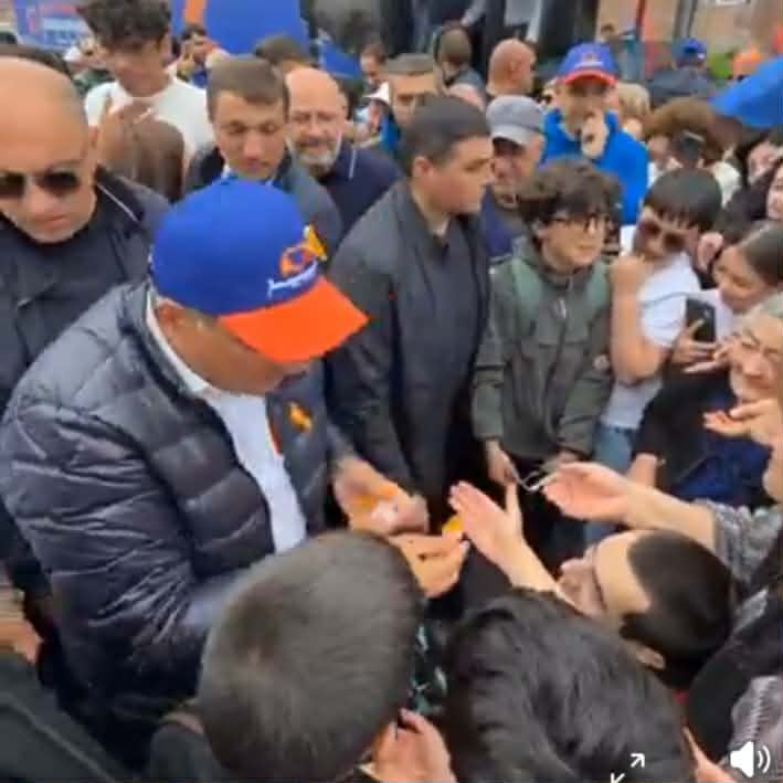 Փաշինյանի քարոզարշավի գլխավոր «մասնակիցները» երեխաներն են. հրապարակը լցնելու մոլուցքով ուժերը կենտրոնացրել է Գյումրիում