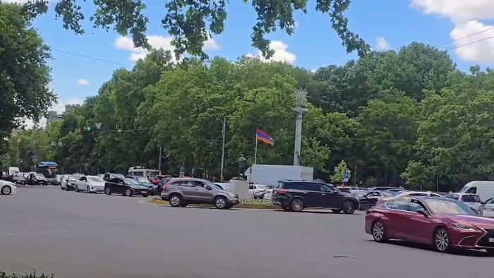 Երևանի կենտրոնում ծածանվում է Արցախի դրոշը