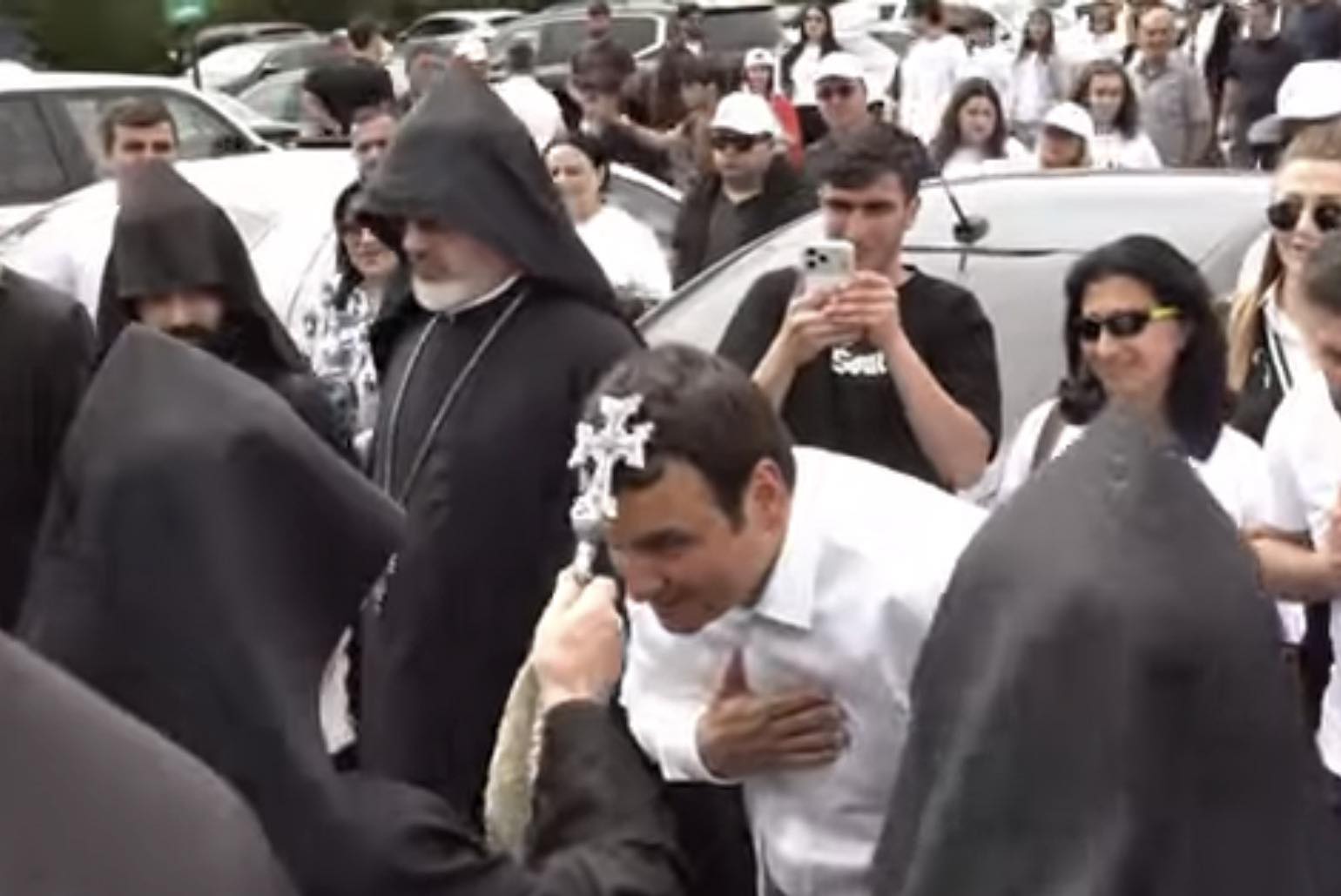 Կաթողիկոսը օրհնեց Կարապետյանին
