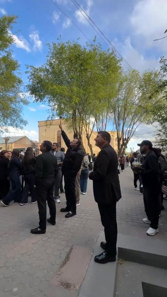 Ներսիկ, Արաբո և Աղասի Իսպիրյանները կանգ առան սրբազանի պատշգամբի տակ` ողջունելու նրան