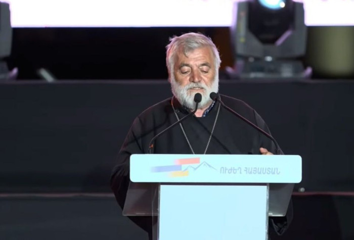 ՔՊ-ից հետո «բացասական աուրան» ցրելու համար Գյումրիում Տեր Հայր հրավիրեցին՝ աղոթելու