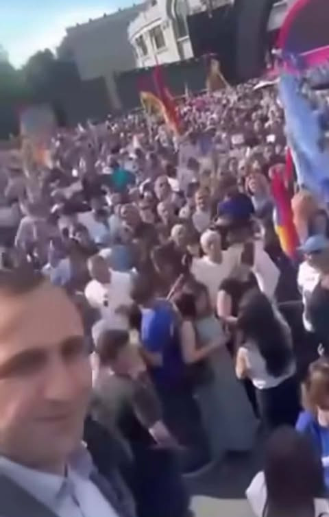 Հանրահավաքը` բեմից