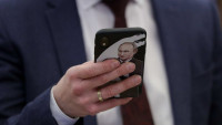 ФСБ: иностранные спецслужбы установили «шпионское ПО» на телефоны российских чиновников и прослушивали их разговоры