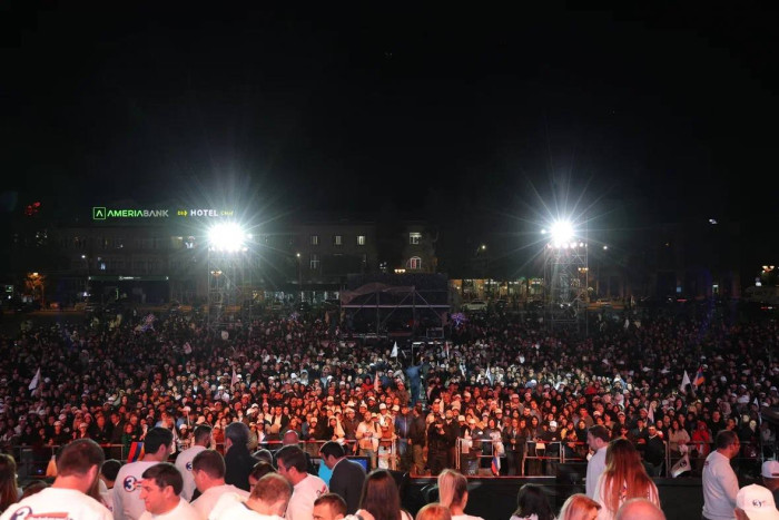 Կրքեր, երգեր, խուզարկություններ. Ինչպե՞ս անցավ քաղաքական ուժերի քարոզարշավը Գյումրիում