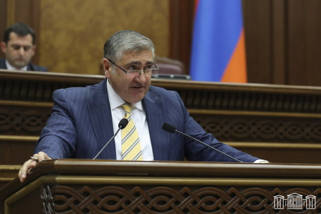 Մի քիչ էլ ու կփոխեն մեր երկրի անունը, պատմությունն արդեն փոխում են
