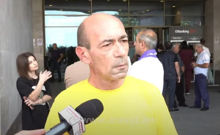 Խուզարկում են Արա Նախշքարյանի բնակարանը