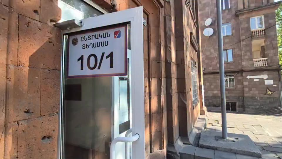 Ընտրատեղամասի տարածքում փակցված են իշխանական կուսակցության նախընտրական քարոզչական նյութեր