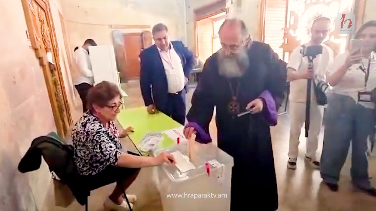 Միքայել սրբազանը մասնակցեց քվեարկությանը