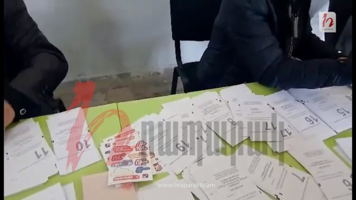 Վարդենիսի 21/50 տեղամասում քվեաթերթիկների հետ ինչ-որ թերթիկ են տալիս