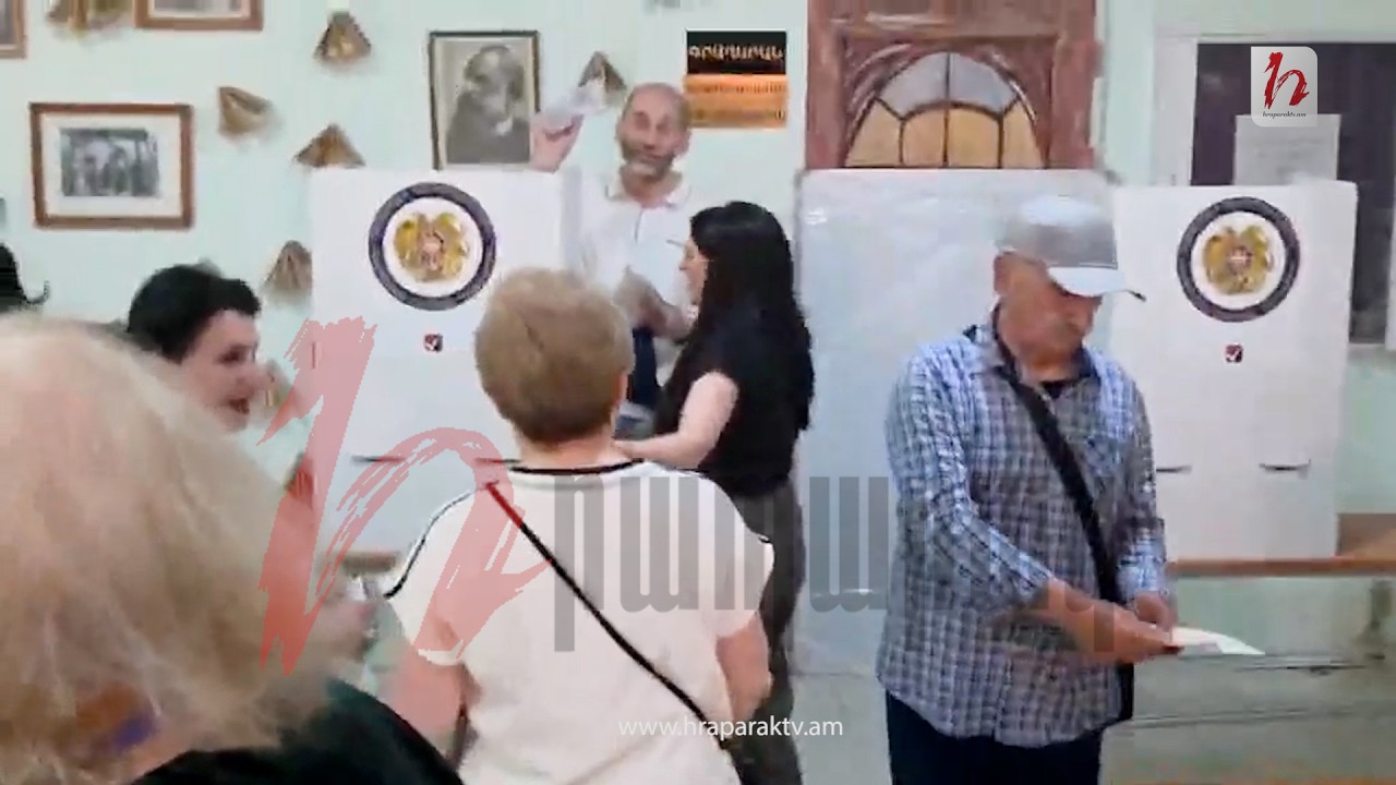 Քաղաքացին կնոջը ցույց է տալիս 16 համարի թերթիկը և հարցնում է` սա ընտրե՞մ