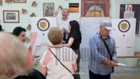 Քաղաքացին կնոջը ցույց է տալիս 16 համարի թերթիկը և հարցնում է` սա ընտրե՞մ