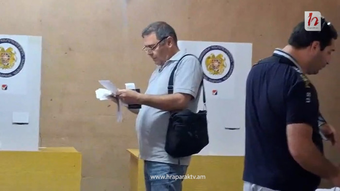 15/01. Քաղաքացին քվեաթերթիկներին ծանոթանում է քվեախցիկից դուրս