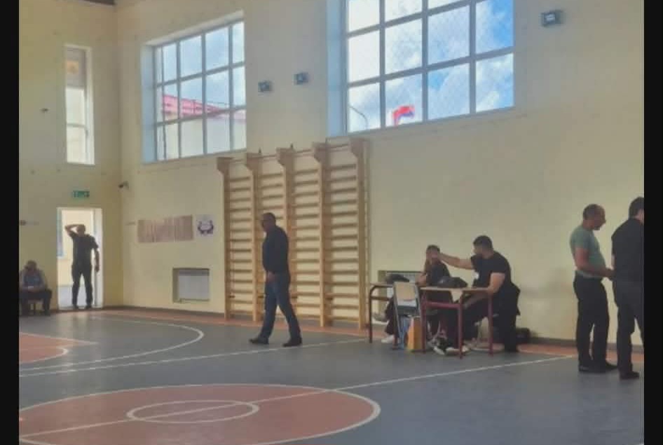 Համայնքապետն ընտրատեղամասից դուրս չի գալիս