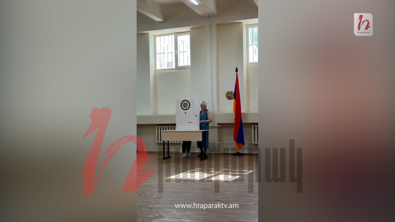 Շենգավիթի ընտրատեղամասում ՔՊ-ականը մտել է քվեախուց և ուղղորդում է տարեց կնոջը