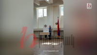 Շենգավիթի ընտրատեղամասում ՔՊ-ականը մտել է քվեախուց և ուղղորդում է տարեց կնոջը