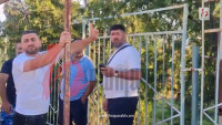 Մենք միշտ ստեղ կանգնած ենք. Նոյակերտի ընտրատեղամասի մոտ տղամարդիկ են կանգնած