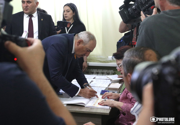 Ինչու հայերը չհեռացրին Նիկոլին
