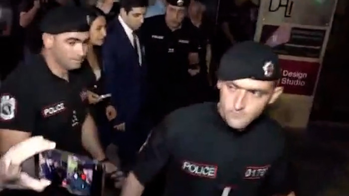 «Խի՞ չես զոհվել, քո հետ եմ արա՛»․ վրդովված քաղաքացիները՝ ԿԸՀ-ից դուրս եկող ՔՊ-ականներին