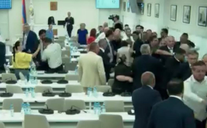 Ում վրա ջուր լցրեց Անի Խաչատրյանը