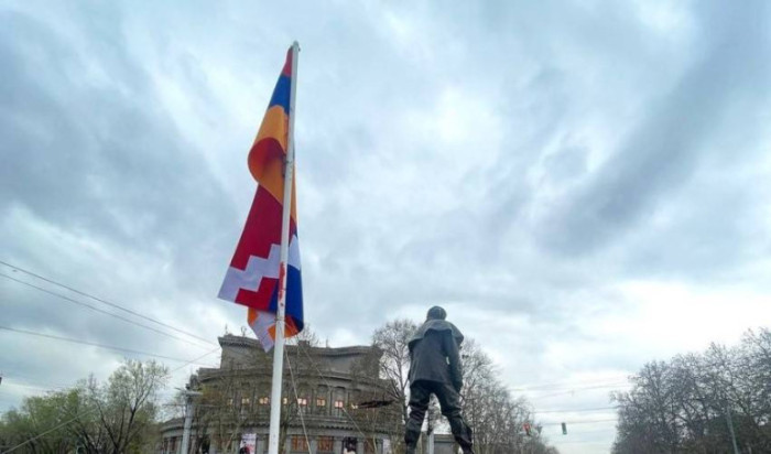 Երևանի Ֆրանսիայի հրապարակում նորից տեղադրված է Արցախի դրոշը