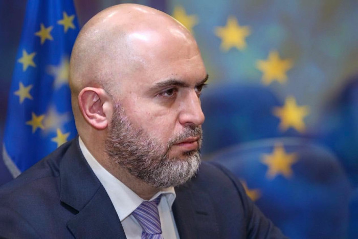 Բրյուսել, ապացուցիր, որ սիրում ես