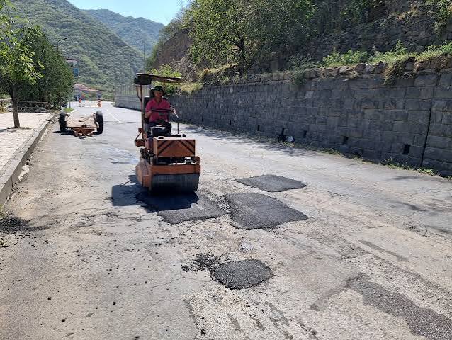 Կրկնակի վերանորոգված ճանապարհին ասֆալտի կարկատաններ կան. լրագրող
