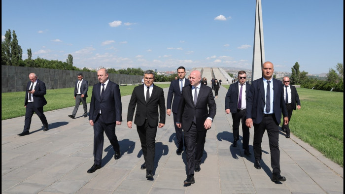 Վրաստանի ՆԳ նախարարը հարգանքի տուրք է մատուցել Հայոց ցեղասպանության զոհերի հիշատակին