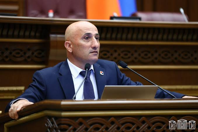 «Հրապարակ»․ 1.5 մլն դրամ աշխատավարձ, տունն ու հողամասն էլ` նվեր